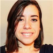 Profesora de filosofía capacitada para impartir clases de humanidades y lenguas.